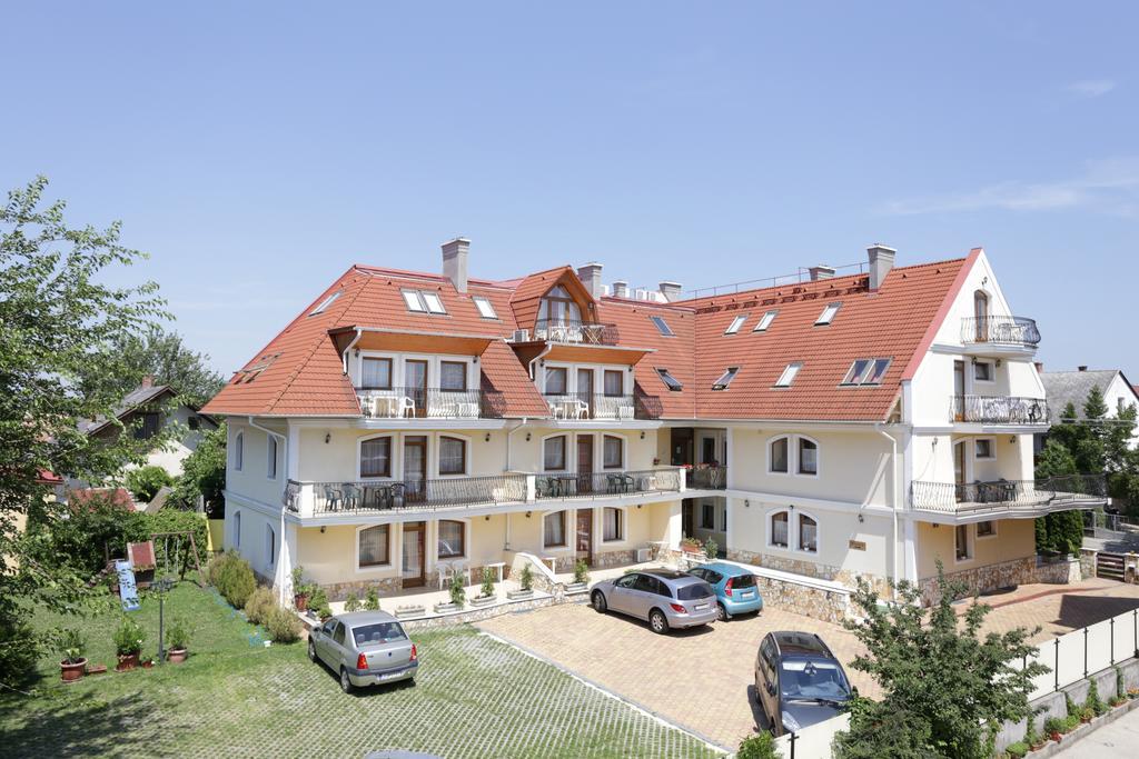 Апартаменты Club Unicum Хевиз Экстерьер фото
